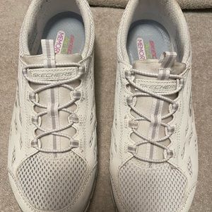 Women’s size 9 Skechers memory foam air cooled shoes